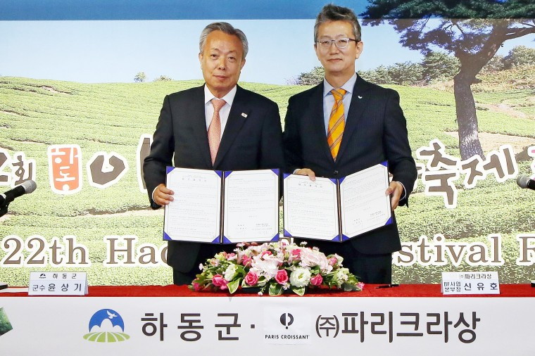 (사진) 19일 하동군청에서 열린 협약식에 참석한 윤상기 하동군수와 ㈜파리크라상 신유호 BF~.jpg