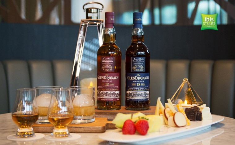 [이비스 스타일 앰배서더 서울 강남] 르 바, 핑크빛 디저트 타워와 스파클링 와인으로 봄향기 물씬.jpg