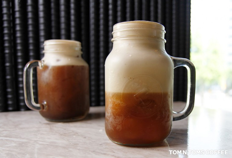 [사진2]탐앤탐스, 흑맥주 스타일 ‘커피 비어 레볼루션’ 출시.jpg