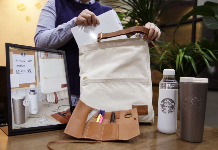 [20190306] 스타벅스 사진자료1_노트북 수납이 가능한 '스튜던트 투웨이 에코백'을 포함한 스타벅스 스튜던트 MD 4종.jpg