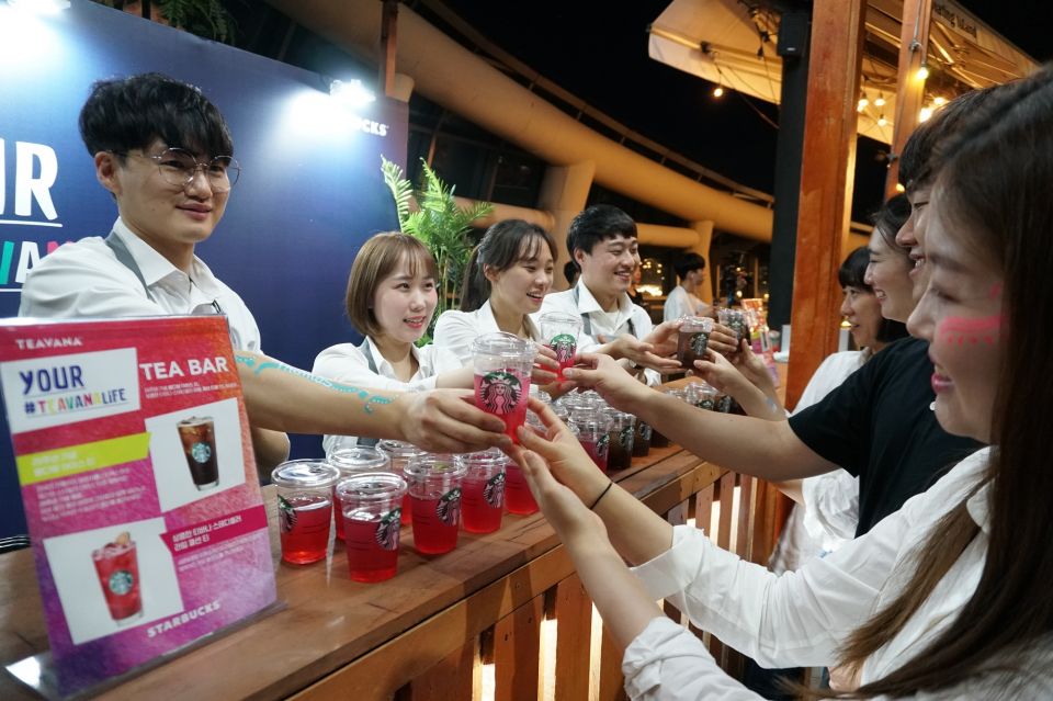 [20190818] 스타벅스 사진자료1_8월 17일 스타벅스가 한강 세빛섬에서 개최한 '티바나 선셋 페스티벌'에서 스타벅스 파트너들이 고객에게 시음용 티바나 음료를 제공하고 있다..JPG