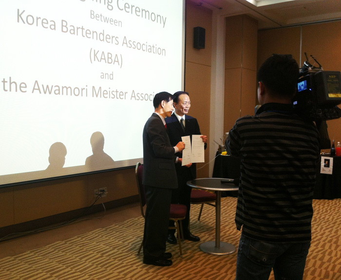 (사)한국바텐더협회와 일본 (사)아와모리마이스터협회 자매협회 체결 - 3ae16900061115dc8618d57ac44df323.jpg
