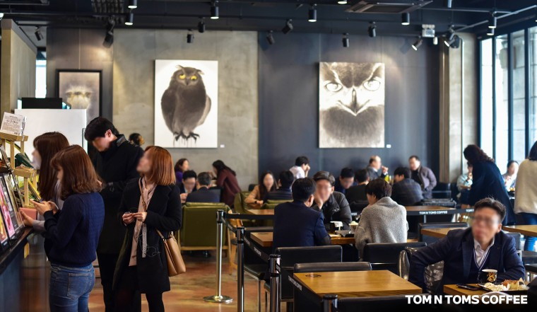 [사진1]탐앤탐스 블랙 청계광장점_황나라 작가 ‘休-휴쉬다’展.jpg