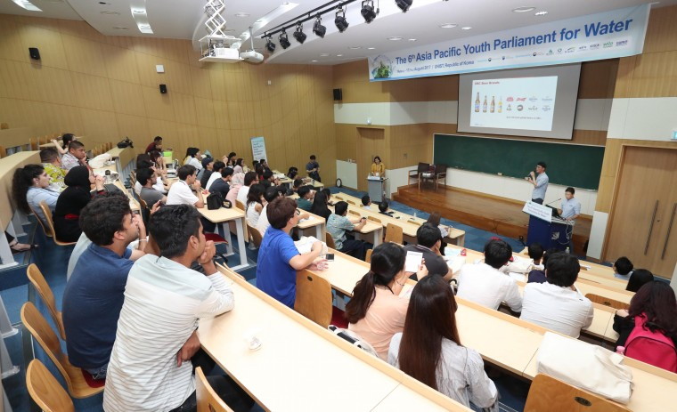 [이미지1]오비맥주 후원 ‘아·태 대학생 물 의회’ 강연 사진.jpg