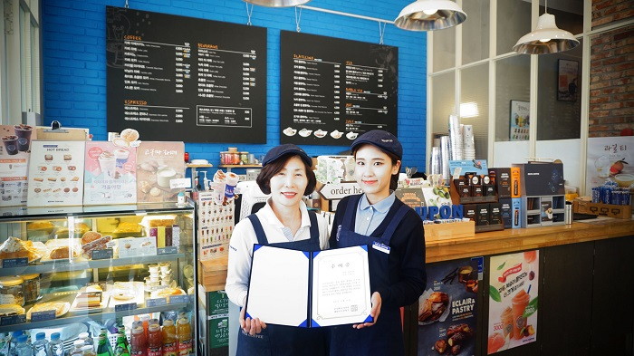 [이디야커피_이미지] 2016 하반기 ‘이디야 메이트 희망기금’ 전달식 1.jpg