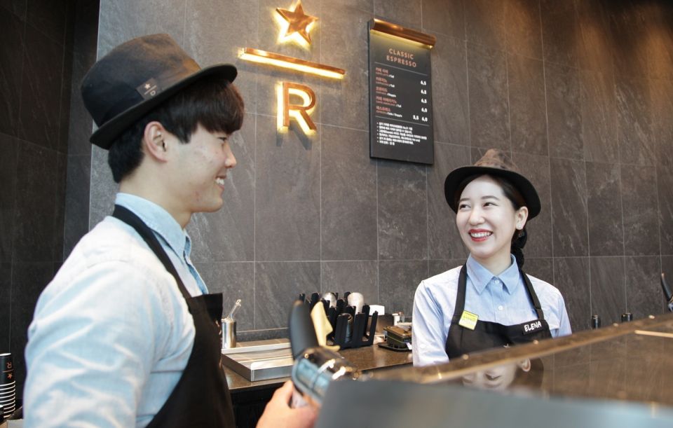 [20200420] 스타벅스 사진자료2_2020 서울특별시 복지상 우수상을 수상한 청각장애인 부점장 최예나 파트너(오른쪽).JPG