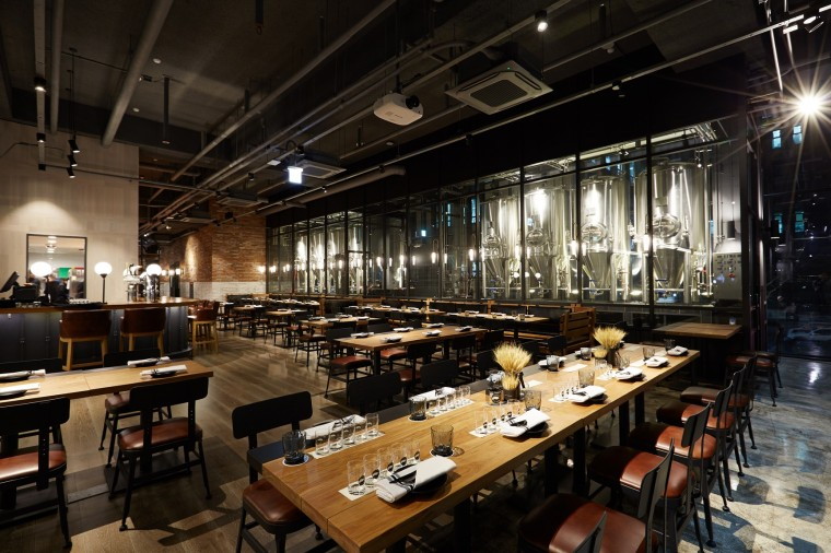 구스 아일랜드 브루하우스_2층 다이닝.jpg