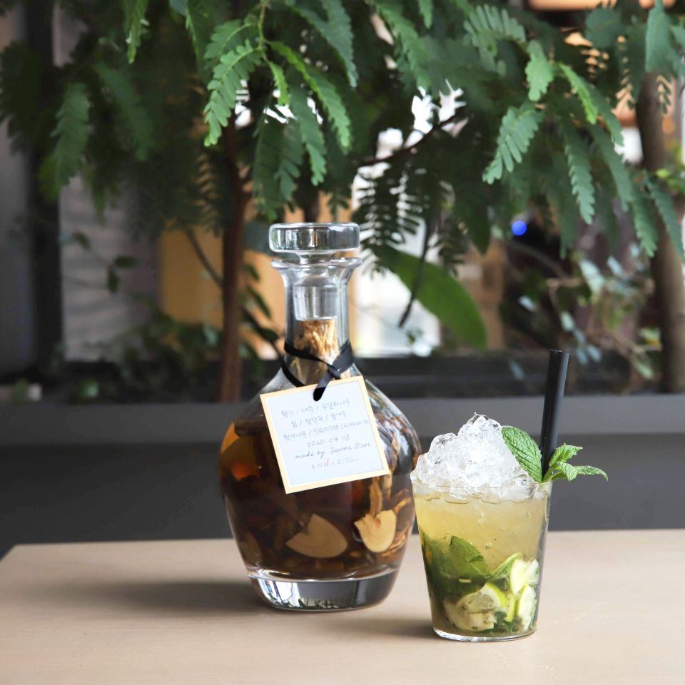 보도사진_안다즈 서울 강남_조각보_약술 칵테일.jpg