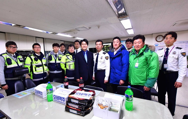 오비맥주, 도로교통공단과 '책임 있는 음주문화' 캠페인 - 이미지_오비맥주 임직원 강남 경찰서 교통계 방문.jpg