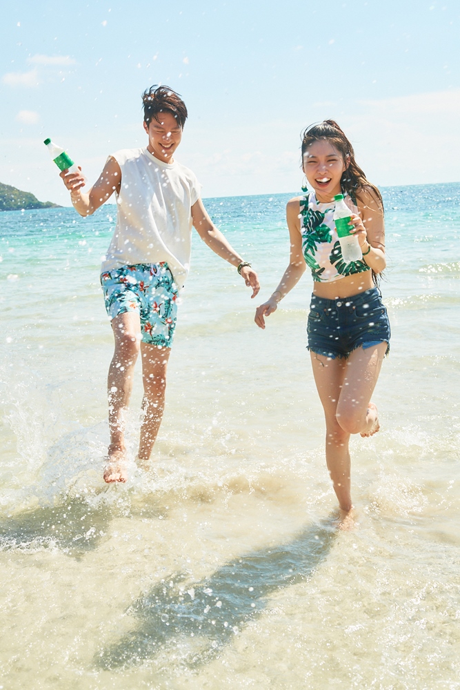 [이미지1] 쿨섹시스타 청하X장기용, 상쾌하게 해변가 즐기는 현장 포착.jpg