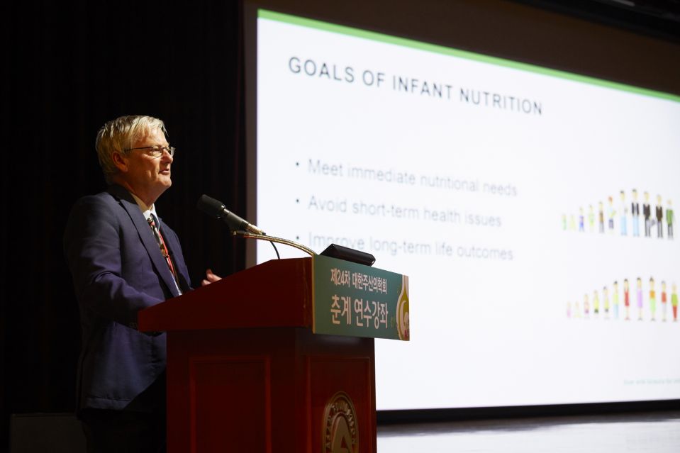 [일동후디스] 데어리고트 콜린 프로서 박사, 산양유아식 연구결과 발표 (1).jpg