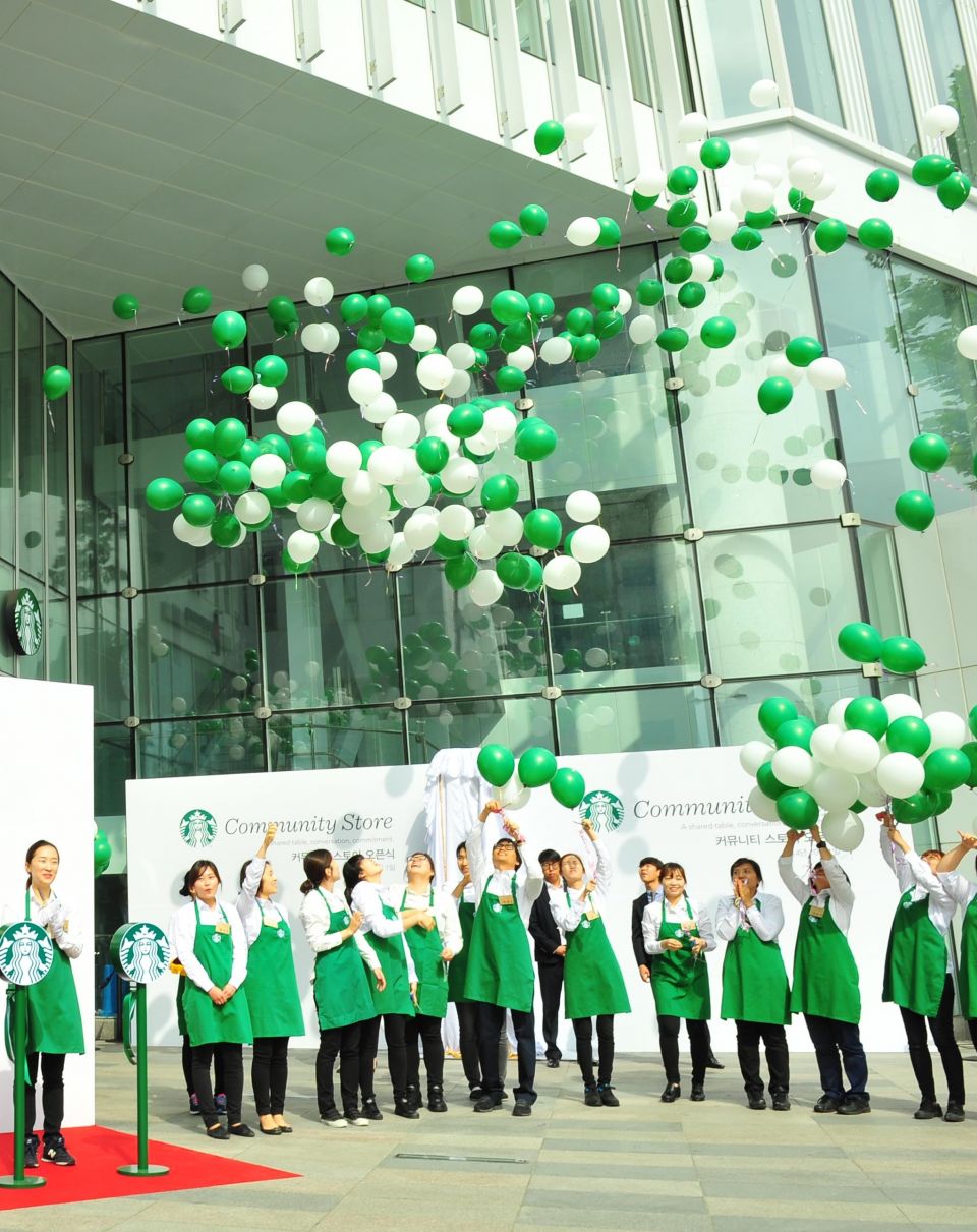 [20191010] 스타벅스 사진자료1_2014년 10월 스타벅스 대학로점 커뮤니티 스토어 오픈식 모습.jpg