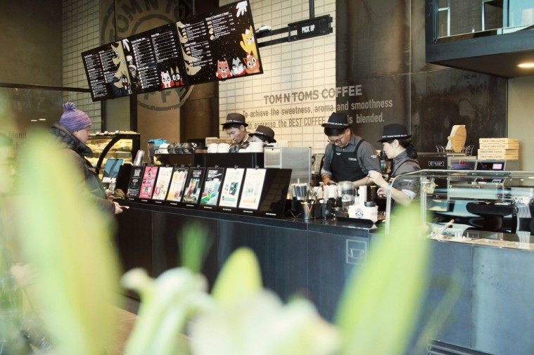 [사진1]탐앤탐스 블랙 매장으로 문을 연 몽골 19호점 ‘샹그릴라’.jpg