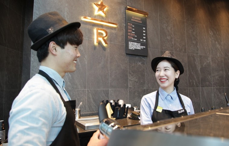 [20190120]스타벅스 사진자료3_스타벅스 더종로R점에서 근무중인 청각장애인 바리스타 최예나 파트너가 동료 파트너와 대화를 나누고 있다..JPG