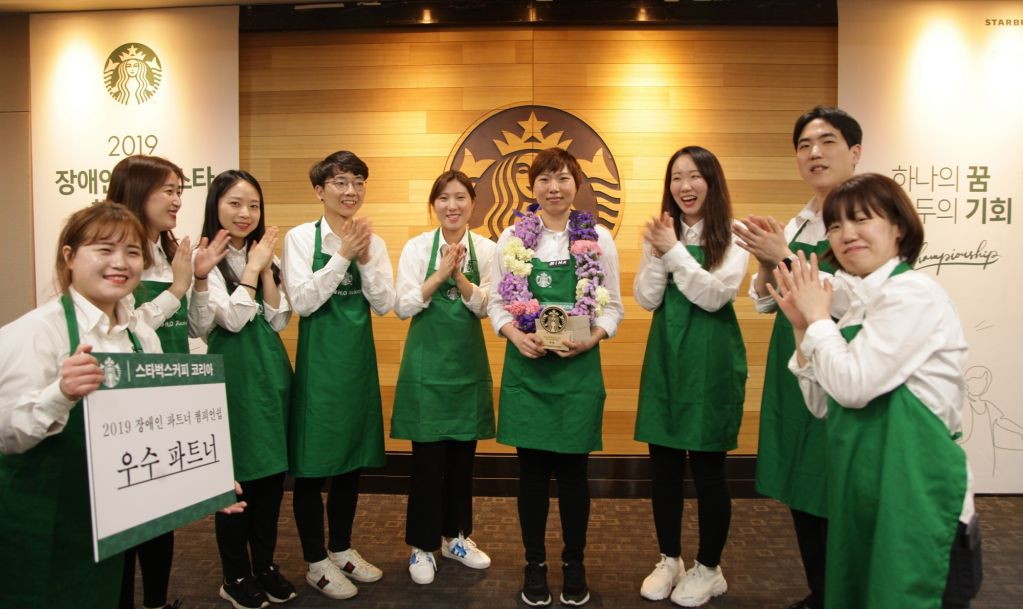 [20190421] 스타벅스 사진자료1_장애인 바리스타 챔피언십에서 최종 우수 파트너로 선정된 조민아 수퍼바이저(왼쪽에서 6번째).jpg