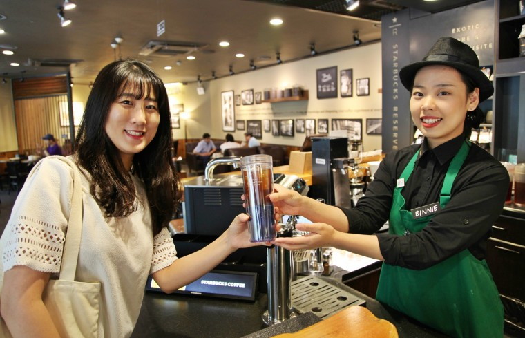 [20180808] 스타벅스 사진자료1_스타벅스, 개인 컵 이용고객 올해 300만명 돌파.JPG