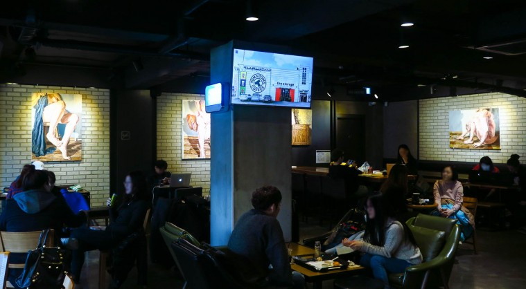 [사진1]탐앤탐스 갤러리탐_블랙 이태원점 김찬송 작가 ‘the blue island’展.jpg