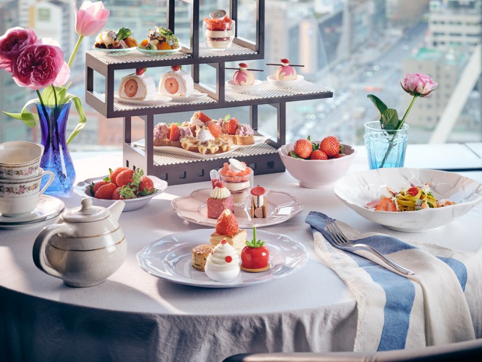 인터컨티넨탈_스카이라운지 딸기애프터눈티.jpg