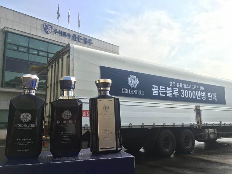 [사진2] 골든블루 3000만병 출하 차량(1).jpg