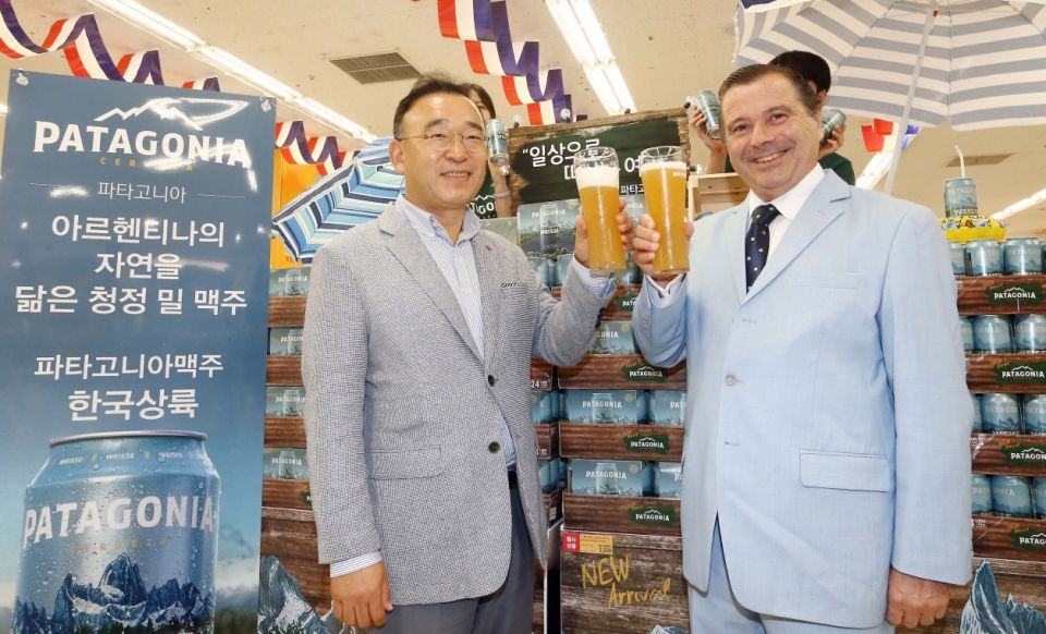 사진자료_노재악 이마트 부사장과 카를로스 바스쿠 주한 아르헨티나 대사가 아르헨티나 맥주 '파타고니아 바이세' 캔 제품 출시를 축하하고 있다.jpg