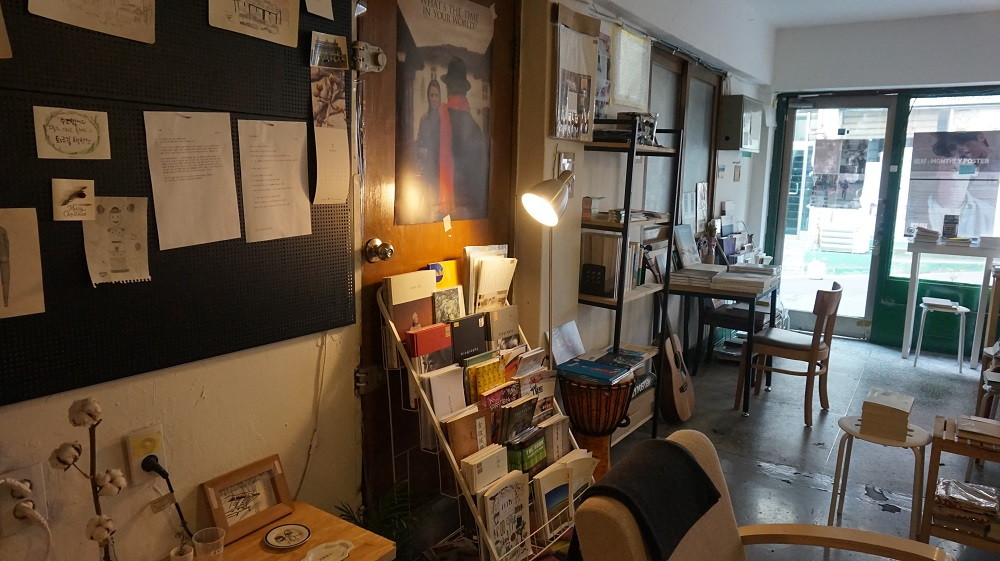 퇴근길책한잔 내부.jpg