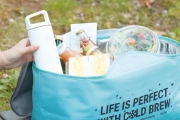 할리스커피X하이브로우, 여름 휴가철 앞두고 ‘빅 쿨러백’ 출시