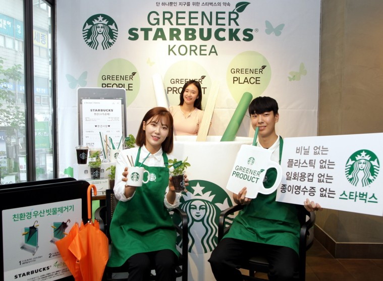 [20180830] 스타벅스 사진자료1_스타벅스, 100개 매장에서 종이 빨대 시범 도입 운영.JPG