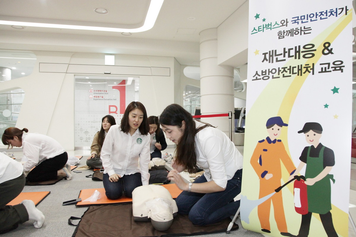 스타벅스, 국민안전처와 함께 점장, 부점장 대상 소방안전교육 실시 - [20161013]보도사진1_스타벅스 점장과 부점장들이 심폐소생술을 실습하고 있다.JPG