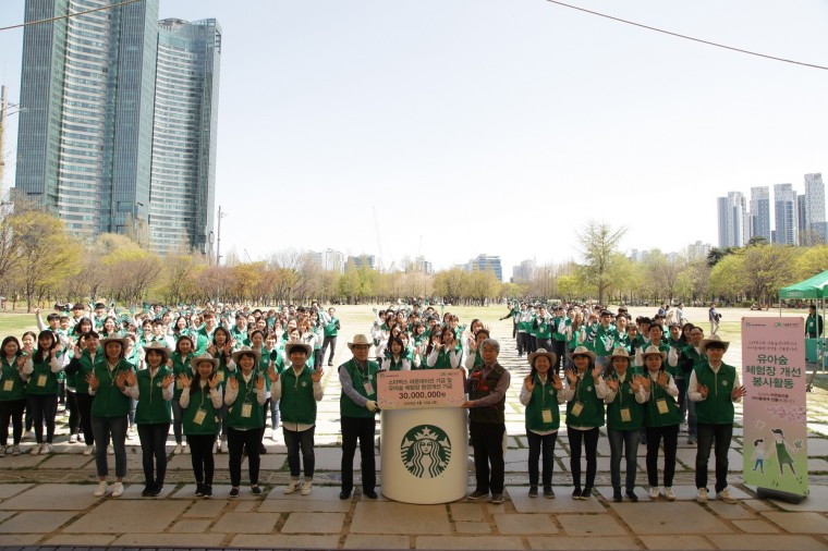 [20180413] 스타벅스 사진자료1_스타벅스 서울숲공원 유아숲 체험장 환경 개선 기금 전달하며 봉사 활동 전개.JPG