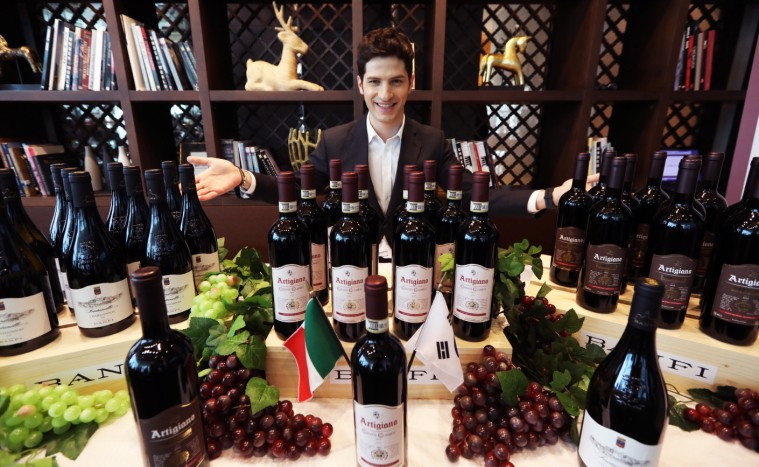 [롯데와인 사진자료] 롯데주류, '아르티지아노 컬렉션 3종' 출시 기념 '알베르토 몬디'와 함께 하는 '와인 토크 콘서트' 개최(1).JPG