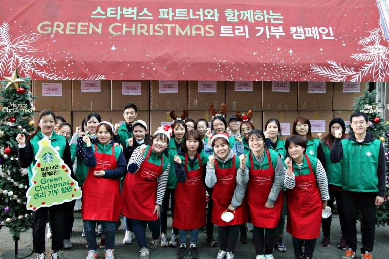 [20161202] 스타벅스 사진자료 1_크리스마스 트리 기부 캠페인.JPG