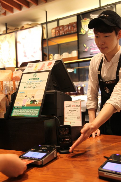 [20181022] 스타벅스 사진자료1_현금 없는 매장 300개 추가 확대.JPG