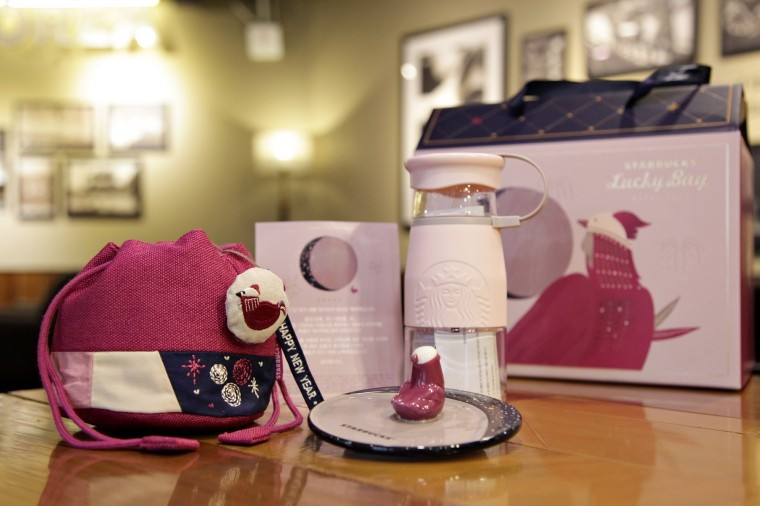 무료 시음권이 4장이나? 스타벅스, 정유년 새해 맞이 럭키백 판매 - [20170111] 스타벅스 사진자료1_2017 스타벅스 럭키백.JPG