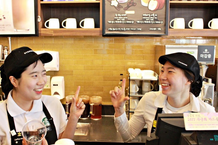 [20180111] 스타벅스 사진자료1_왕십리역점에서 수퍼바이저로 근무중인 조민아 청각장애인 바리스타(사진 오른쪽).JPG