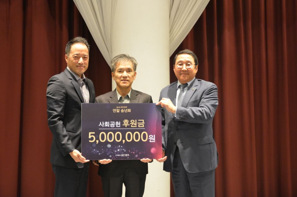 [사진1] ㈜골든블루 성금 전달식(부산 남광아동복지원)(0).JPG