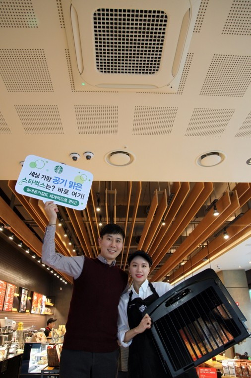 [20181121] 스타벅스 사진자료1_스타벅스가 공기청정 시스템 매장을 지속 확대한다. 스타벅스바리스타(오른쪽)가 극초미세먼지까지 감지해 제거하는 5단계 정화 기능의 필터를 소개하고 있다..JPG